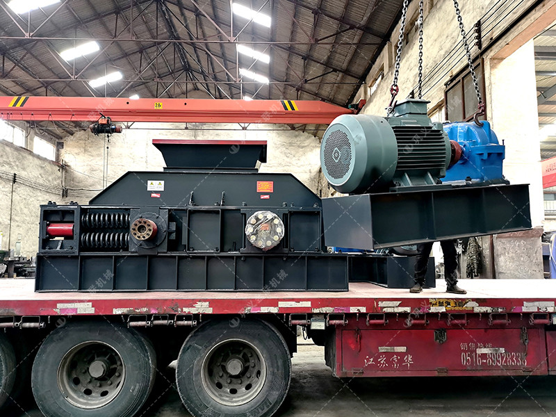 大型半自動液壓對輥破碎機發(fā)往四川