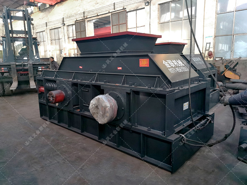 大型半自動液壓對輥破碎機發(fā)往四川